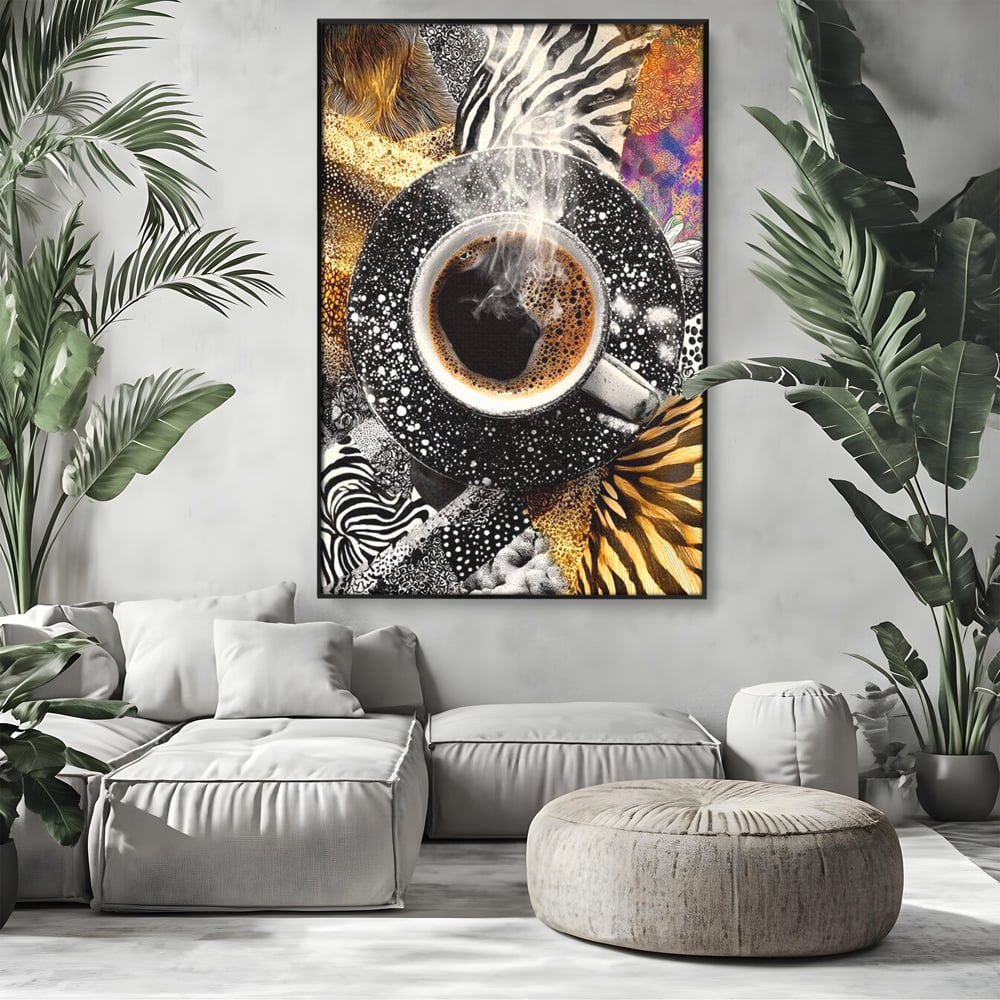 Tablou canvas cu tablou canvas cu ceasca de cafea si imprimeuri animale, in rama de aluminiu negru, pe perete intr-un living